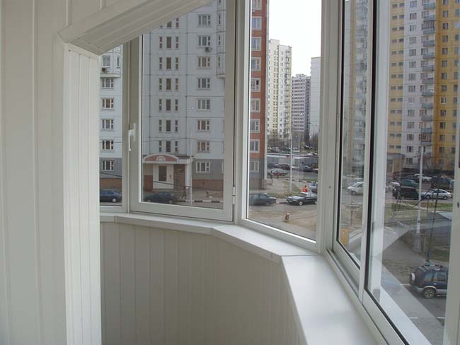 Закругленное радиусное остекление полукруглого балкона и лоджии Голицыно