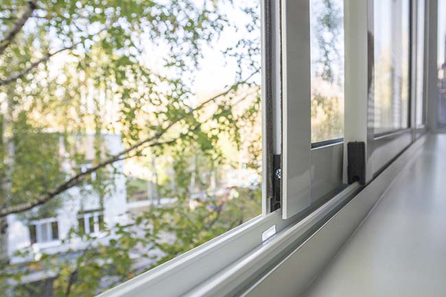 Раздвижное холодное остекление распашными окнами Голицыно