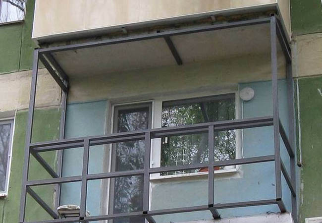 Альтернативное остекление балкона оргстеклом вместо стекла Голицыно