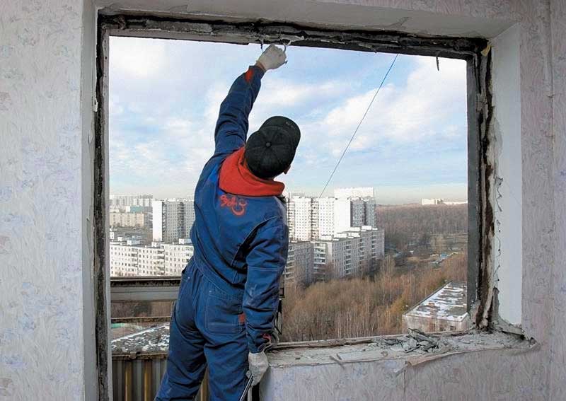 Демонтаж старого остекления балкона Голицыно